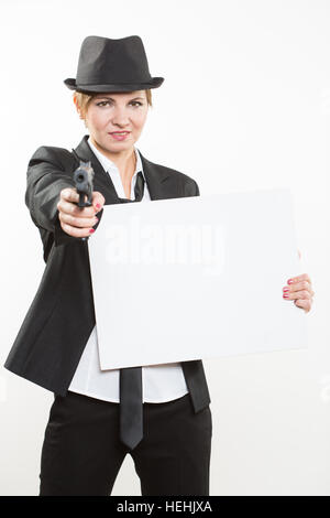 schöne Geschäftsfrau mit Pistole Olding ein leeres Plakat. Stockfoto