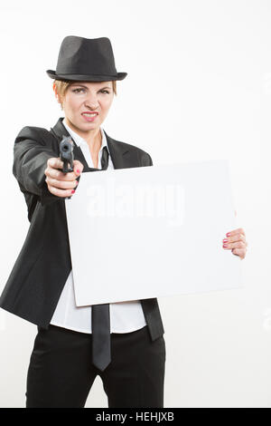 schöne Geschäftsfrau mit Pistole Olding ein leeres Plakat. Stockfoto