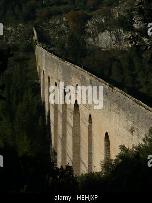 Ponte Delle Torri (Brücke der Türme), eine mittelalterliche Aquädukt überspannt das tiefe Tal, Süd-östlich von Spoleto Stockfoto
