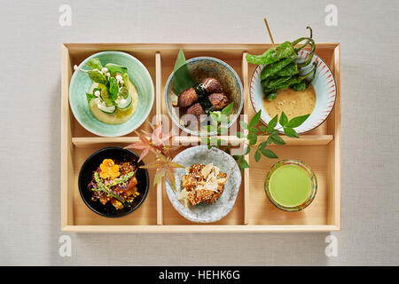 Japanische Küche Holz-Bento-Box Blick über die Decke sechs Gerichte hübsche Schüsseln Mittagessen traditionell bunt schön lecker Stockfoto