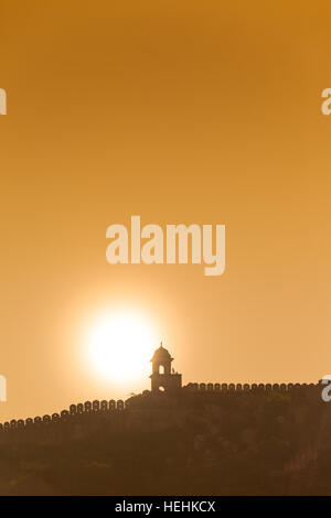 Sonne hinter eine Wand Außenposten, Amer oder Amber Fort, Amer, in der Nähe von Jaipur, Rajasthan, Indien Stockfoto