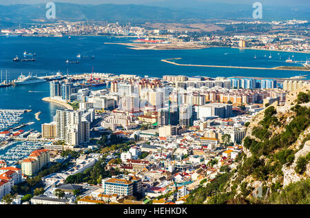 Stadtgebiet von Gibraltar aus dem Felsen gesehen Stockfoto