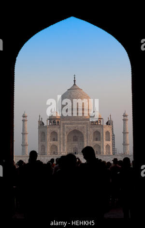 Blick auf das Taj Mahal durch den Eintrag Torbogen oder Tor, zeigt Touristen in der Silhouette, Indien Stockfoto