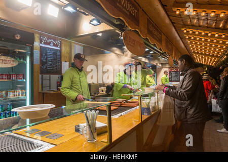 Stall in der jährliche Weihnachtsmarkt (Frankfurt oder Deutsch-Stil) in Birmingham City Centre UK Verkauf Hot dogs Stockfoto