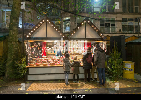 Stall in der jährliche Weihnachtsmarkt (Frankfurt oder Deutsch-Stil) im Stadtzentrum von Birmingham UK Stockfoto