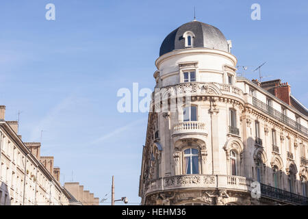 Gebäude am Rande des Place du Martroi in Orleans, Frankreich. Stockfoto