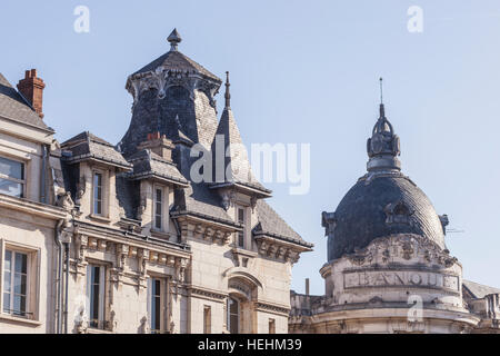 Gebäude am Rande des Place du Martroi in Orleans, Frankreich. Stockfoto