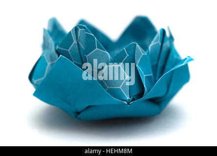 Origami Seerose Modell isoliert auf weiss Stockfoto