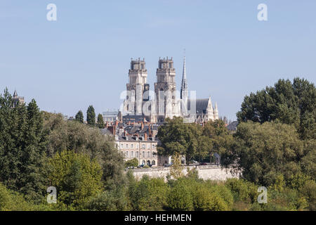 Blick über die Loire, die Kathedrale Sainte-Croix d ' Orléans oder die Kathedrale von Orleans in Frankreich. Stockfoto