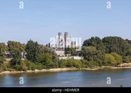 Blick über die Loire, die Kathedrale Sainte-Croix d ' Orléans oder die Kathedrale von Orleans in Frankreich. Stockfoto