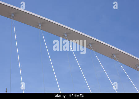 Detail der Suspensionen Drähte von der Pont de l ' Europe in Orleans, Frankreich. Stockfoto