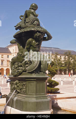Ein Brunnen vor der Kathedrale Sainte-Croix d ' Orléans oder die Kathedrale von Orleans in Frankreich. Stockfoto