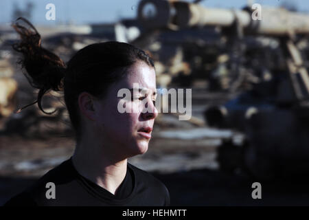 US Army 1st Lt. Kathryn Walker aus Iowa City, Iowa, 70. Ingenieure, 555. Ingenieur-Brigade, Multi-National Division Bagdad zugewiesen durchläuft eine behinderte Fahrzeug Talon während einer 25. Infanterie-Division gesponsert Marathon am Camp Taji, Irak, Dez 14. Honolulu Marathon am Camp Taji 138454 Stockfoto