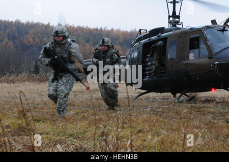 Soldaten mit 1. Bataillon, 138. Infanterie-Regiment von der Missouri Army National Guard aus Kansas City, Missouri Seek Cover und Verschleierung nach Demontage einer UH-1 Huey basiert. Die Soldaten waren die Anfangsphase einer dreitägigen Feld Übung in Nordjapan Arbeitsbeginn der 26. Infanterie-Regiment, japanische Ground Self-Defense Force, in einem simulierten Schlacht-Szenario. Ähnlicher Ausbildung zwischen amerikanischen und japanischen Soldaten hat seit 13 Jahren, die Durchsetzung einer 50 Jahre alten Sicherheitsabkommen zwischen den beiden Verbündeten statt. (Foto von Sgt. 1. Klasse Mike Chrisman, 139. Mobile Publi Stockfoto