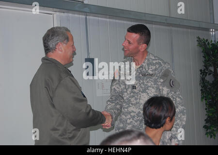 New York Congressman Steve Israel schüttelt Capt Brian S. Caskey Hand und danke, die ihm für seine Verdienste nicht nur im Irak, sondern auch in N.Y. Kongressabgeordneten Israel zusammen mit der N.Y Gouverneur und drei andere Kongressabgeordnete aus 3-142 Angriff Hubschrauber Bataillon, ein New York Army National Guard-Einheit zugewiesen Task Force 449, bei einer Esszimmer Einrichtung in Bagdad, Dez. 21 Soldaten besucht. Steve Israel Irak Stockfoto