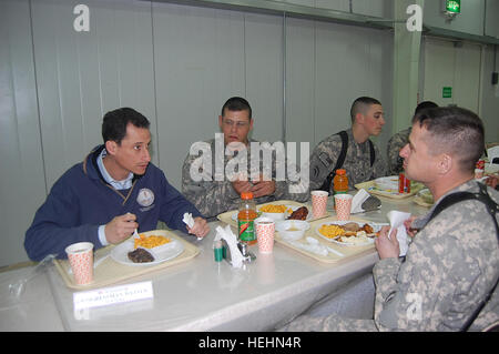 New Yorker Kongressabgeordnete Anthony Weiner hat Abendessen mit Soldaten aus 3-142 Assault Helicopter Battalion, N.Y. Nationalgarde Einheit, bei einer Esszimmer Einrichtung in Bagdad, Dez. 22. Kongressabgeordnete Weiner, zusammen mit dem N.Y Gouverneur und drei andere Kongressabgeordnete besucht Truppen im Irak während der Ferienzeit und dankte ihnen für ihren weiteren Dienst. Weiner im Irak Stockfoto