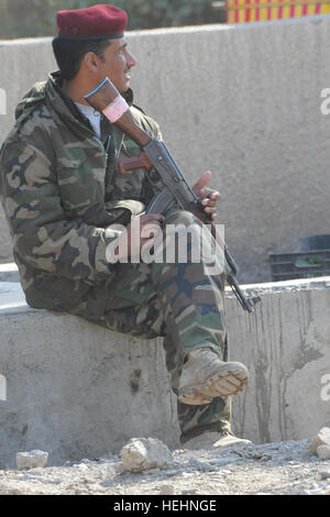 Ein irakischer Soldat nimmt Platz während einer gemeinsamen Patrouille mit US-Soldaten von B Truppe, 5. Kavallerie, 73. Regiment, 3rd Brigade Combat Team, 82nd Airborne Division, in Muhallah 710, Muthana Zayuna, östlichen Bagdad, Irak, am 2. Januar 2009. Gemeinsame Patrouille im östlichen Bagdad 142118 Stockfoto