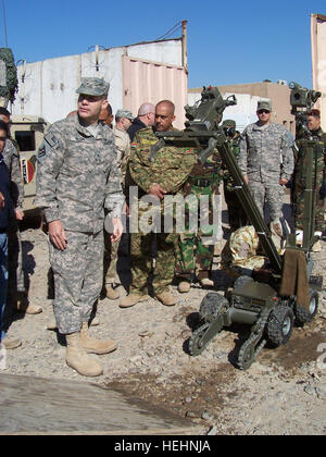 Major General Jeffrey Talley (links), Kommandeur der 926th Engineer Brigade, Multi-National Division Uhren eine Demonstration der Roboter Route clearing Ausrüstung am 6. irakischen Armee-Division zentrale Fuhrpark. Talley traf sich mit irakischen Oberst Saddam Khalifa Ahmed, Kommandant, 6. IA div. Ingenieure, um den Weg für künftige Entwicklungsprozesse zu diskutieren. Flickr - der US-Armee - www.Army.mil (29) Stockfoto