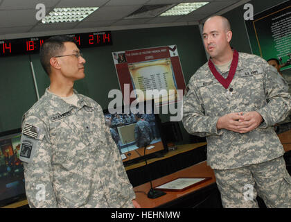 Lieutenant Colonel David Ristedt (rechts), dank einer Logansport, ind., native, wer als Abteilung Chirurg, 4. US-Infanteriedivision, Multi-National Division - Bagdad dient, Major General Joseph Caravalho, gebürtig aus Kaneohe, Hawaii, der als Surgeon General, Multi-National Force - Irak, dient nach der Verleihung der militärischen medizinischen Verdienstorden innen Hauptsitz, Jan. 5. Der militärischen medizinischen Verdienstorden herausragende Leistungen und fördert die Gemeinschaft und Esprit De Corps unter der Armee medizinische Abteilung und steht für hervorragende Dienste für Personen, die eindeutig die höchsten Sta gezeigt haben Stockfoto