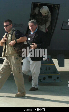 Deputy Secretary Of Defense, Honorable Paul Wolfowitz, Abfahrtsort ein Flugzeug vor kurzem in Mosul Flugplatz im Irak.  Wolfowitz besucht Mosul mit lokalen Führern über Sicherheit im Norden des Irak und die Übertragung der Souveränität am 30. Juni zu erfüllen.  (Foto: U.S. Army Spc. Blair Larson) Wolfowitz Irak 2004 Stockfoto