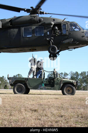 Soldaten mit der 168. Ingenieur-Brigade von Vicksburg, Mississippi nahm in den Sling Last Inspektor Zertifizierungskurs am 9. Januar im Lager Shelby Joint Forces Training Center. Die Soldaten arbeiteten mit Alpha Co. 1-185. Aviation auch von Jackson, Miss, die der UH-60 Black Hawk Hubschrauber unterstützt. Fünf Soldaten der 168. Ingenieur-Brigade, die voraussichtlich nach Afghanistan verlegt wurden die 40-Stunden-Block der Ausbildung abschließen. Flickr - der US-Armee - www.Army.mil (15) Stockfoto