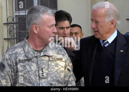 KABUL, Afghanistan - Vice-President wählen Joe Biden besucht am 10. Jan HQ ISAF in Kabul, Afghanistan. Biden hatte eine kurze mit Gen David McKiernan, COMISAF, und dann dankte der Truppen für ihren Dienst. ISAF-Foto von US-Luftwaffe TSgt Brenda Nipper. (FREIGEGEBEN) Flickr - der US-Armee - www.Army.mil (59) Stockfoto