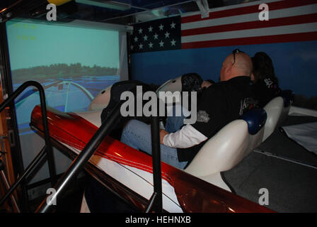 NEW ORLEANS - fahren zwei Zuschauer auf eine Nationalgarde-Boot-Simulator auf der jährlichen Messe im Ernest N. Morial Convention Center in New Orleans, Jan. 11.  205. Pionierbataillon der Louisiana Nationalgarde und lokalen LANG Personalvermittler hatte eine Anzeige in die jährliche Veranstaltung, die jährlich Tausende von Besuchern anzieht.  (U. S. Armee Foto von Sgt. Michael L. Owens, gemeinsame Kräfte zentrale Einheit Public Affairs repräsentative) Nationalgarde Anker Display in New Orleans Boat Show 145953 Stockfoto