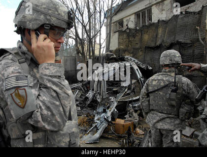 KABUL, Afghanistan--das Camp Eggars Force Protection Team Schadensbeurteilung einer Explosion nahe dem Tor am 17. Januar. Ein Fahrzeug geboren improvisierte Explosive unterteilen (VBIED) explodierte in der Nähe der deutschen Botschaft und eine US-Basis. Die VBIED getötet und verwundet multi-nationalen Personal und Fahrzeuge beschädigt und die umliegenden Gebäude. ISAF-Foto von uns Air Force Tech Sergeant Brenda Nipper Flickr - die US-Armee - www.Army.mil (30) Stockfoto