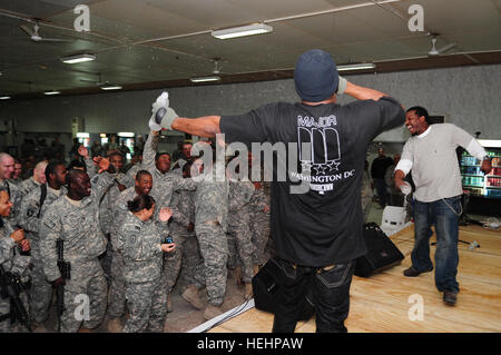 US-Soldaten des 2. Infanterie-Bataillons, 35. Infanterieregiment, 3. Brigade Combat Team, 25. Infanterie-Division, nehmen am 26. Januar 2009 während einer musikalischen Aufführung an einer moralstärkenden Veranstaltung auf der Forward Operating Base Brassfield Mora, Irak, teil. Stockfoto