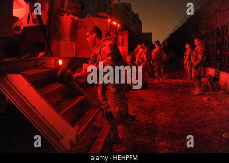 US-Soldaten von C Company, 2. Bataillon, 505. Fallschirm Infanterie-Regiment, 3rd Brigade Combat Team, 82nd Airborne Division, bereit ihre Fahrzeuge für der Tag der mission, bei Forward Operating Base Loyalität, Beladiyat, östlichen Bagdad, Irak, am 31. Januar 2009. Sie Reisen nach mehreren Bedienstellen der Verkehr und die irakische Polizei, die Aufrechterhaltung der Ordnung für die irakischen Wahlen zu helfen. Wahlen in Bagdad 149914 Stockfoto