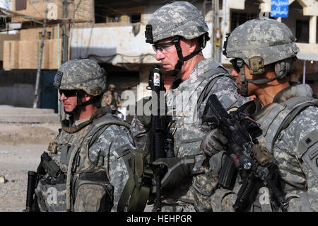 US Armee Generalmajor Bolger, 1. Cavalry Division befehlshabender Offizier, Multi-National Division-Bagdad, wird rund um den Abu-Ghraib-Markt durch Offiziere vom 1. Bataillon, 21. Infanterie, 2. Stryker Brigade Combat Team, 25. Infanterie-Division, während auf ein Gebiet Einarbeitung Mission, die 2-25 SBCT Einsatzgebiet im Bereich Bagdad, Irak, 31. Januar 2009 begleitet. Einarbeitung Patrouille um Bagdad 149176 Stockfoto