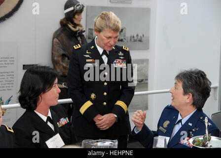 Gen Ann Dunwoody trifft sich mit Rear Admiral Liz Young und Air Force Generalmajor Ellen M. Pawlikowski während eines Mittagessens in ihrer Ehre, 7. Februar, bei den Frauen im Militärdienst für Amerika-Denkmal auf dem Arlington National Cemetery. Flickr - der US-Armee - weiblichen Flagge Offiziere Ehren erste Frau vier-Sterne- Stockfoto