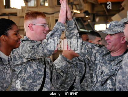 Befehl Sergeant Major Lawrence Wilson, Multi-National Force - Irak senior Führer angeworben, gibt ein High-Five, Spc. Sean Glynn, spezielle Truppen Bataillon, 2nd Brigade Combat Team, combat Medic, während einer Münze Zeremonie für spezielle Truppen Bataillon Soldaten am Camp Echo, 7. Februar. Glynn kommt von Cape May, New Jersey Flickr - die US-Armee - High-Five Stockfoto