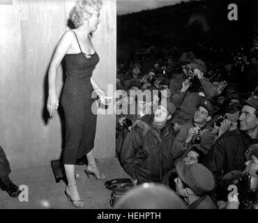 Marilyn Monroe, Bewegung Abbildung Schauspielerin, erscheinen mit der USO Camp Show, "Anything Goes" stellt für den Hobbyfotografen nach einem Auftritt bei der 3. US INF div-Bereich.  17. Februar 1954.  CPL. Waliser.  (Armee) NARA-Datei # 111-SC-452342 Krieg & Konflikt buchen #: 1466 ActorsPerformForTroops1 Stockfoto