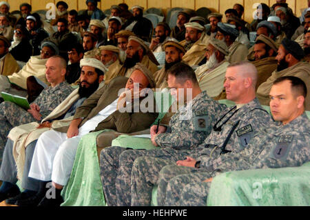 Der Nangarhar Provinz Wiederaufbau Teammitglieder Agribusiness-Entwicklungsteam und Task Force Duke anhören eines Lautsprechers während der 14. Februar Zeremonie-Markierung, die der 20. Jahrestag des Abzugs der sowjetischen aus Afghanistan Streitkräfte. Flickr - der US-Armee - afghanischen Zeremonie Stockfoto