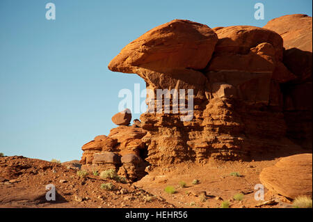 Felsformation in Canyon-Land-Nationalpark in Utah.  Roten Felsformation erstellt von Wind-Erosion mit kleine Büsche im Vordergrund Stockfoto