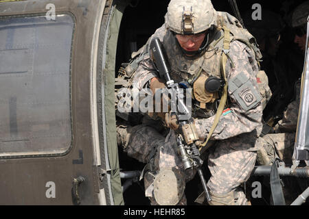 Staff Sgt Matthew Guza, ein Eingeborener von Cameron, North Carolina, zugewiesenen Truppe B, 5. Staffel, 73. Kavallerie-Regiment, 3rd Brigade Combat Team, 82nd Airborne Division, verlässt einen UH-60 Blackhawk Hubschrauber während einer Antenne Response Force Übung 25 Februar bei nach vorn Operating Base Loyalität im östlichen Bagdad. (Foto: U.S. Army Staff Sgt. James Selesnick) Fallschirmjäger-Zug für die schnelle Antwort 153796 Stockfoto