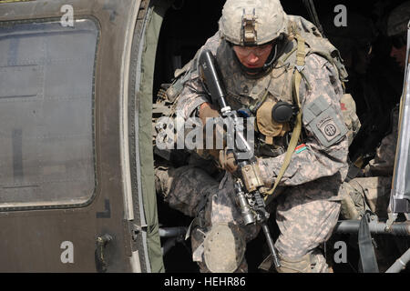 US Army Staff Sgt Matthew Guza aus Columbus, Ohio, der 2. Zug, B Truppe, 5. Staffel, 73. Kavallerie-Regiment, 3rd Brigade Combat Team, 82nd Airborne Division, wird einen UH-60 Blackhawk Hubschrauber während Aerial Response Force Training bei Forward Operating Base Loyalität, Beladiyat, östlichen Bagdad, Irak, am 25 Februar beendet. Luftangriff auf Forward Operating Base Loyalität 153977 Ausbildung Stockfoto