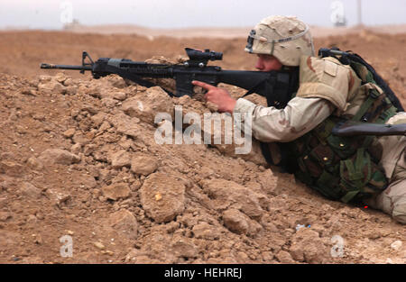 041108-A-1067B-011 ein Soldat der US-Armee Uhren für Aufständische während Betrieb al Fajr (New Dawn) in Fallujah, Irak, am 8. November 2004.  Der Soldat ist Apache Truppe, 2. Bataillon, 5. Kavallerie-Regiment, 2nd Brigade Combat Team, 1. Zug, 1. Kavallerie-Division zugeordnet.  DoD-Foto von Sgt. 1. Klasse Johancharles Van Buren, US-Armee.  (Freigegeben) Defense.gov News Foto 041108-A-1067B-011 Stockfoto