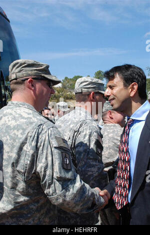 PINEVILLE, La – Gouverneur Bobby Jindal begrüßt Soldaten bei einem Umschichtung Empfang für die Louisiana Army National Guard 2228th Military Police Company, 773rd Military Police Battalion nach einem einjährigen Einsatz zur Unterstützung der Operation Iraqi Freedom. Hunderte von Freunden, Familienmitgliedern und Kollegen versammelten Soldaten im Camp Beauregard in Pineville, Louisiana, die 160 Truppen nach Hause, willkommen März 6. (US-Armee Foto von Sgt. Tresa L. Allemang, staatliche Einheit Public Affairs Vertreter) Lokalen Gardisten zurück aus jahrelangen Einsatz 155650 Stockfoto