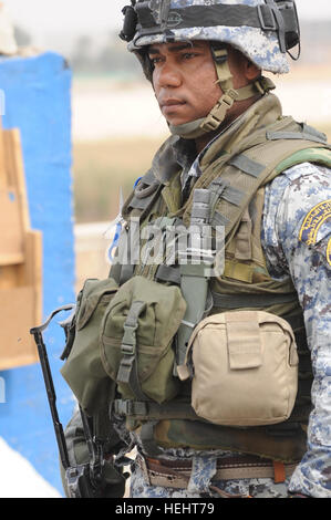 Eine irakische nationale Polizist mans einen Checkpoint in Karada, östlichen Bagdad, Irak, am 20. März. US-Soldaten von Akku, 1. Bataillon, 319th Airborne Field Artillery Regiment, 3rd Brigade Combat Team, 82nd Airborne Division, sind irakische Kräfte Sicherheitskontrollen im Bereich Inspektion. Patrouille in Karada 160813 Stockfoto