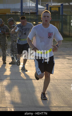 Armee Sgt. Steven Allen Jones mit der 193. Military Police Company läuft schneller als der angegebenen Geschwindigkeitsbegrenzungen in seiner Qualifikation für seine Armee zehn-Miler-Team mit einer Zeit von 1 Stunde, 11 Minuten und 4 Sekunden. Zwanzig Soldaten lief für acht Positionen, die 525th MP-Bataillon mit Joint Task Force Guantanamo zu vertreten. Troopers beginnen lange Straße nach Washington 162526 Stockfoto