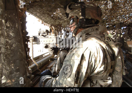 Ein US-Soldat aus 2. Eskadron, 2. Kavallerieregiment der Stürmer, 4th Infantry Brigade Combat Team, 1st Infantry Division, wacht aus der Kanonier Position seines Fahrzeugs Stürmer während ein Konvoi-Manöver in der Rashid Bezirk von Baghdad, Irak, am 22. Januar 2008. Eröffnung der irakischen Polizei-Station 76208 Stockfoto