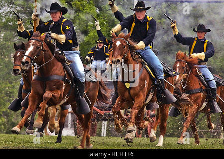 Schießpulver und Schmutz fliegen als die 1. Kavallerie-Division Pferd Ablösung machen ihre traditionelle "Kavallerie laden" zum Abschluss der 1. Kavalleriebrigade Luft Farbe Gehäuse Zeremonie, 25 März, in Cooper Field, Fort Hood, Texas. Flickr - der US-Armee - Kavallerie Stockfoto