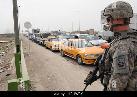 Ein US-Soldaten der Brigade spezielle Truppen Bataillon, 3. Brigade Combat Team, 82nd Airborne Division, Uhren Verkehrsfluss während eine Wertschätzung, eine irakische nationale Polizei-Checkpoint in der Nähe von gemeinsamen Sicherheit Station Loyalität, östlichen Bagdad, Irak, am 7. April 2009.  (US Armee-Foto von Staff Sgt. James Selesnick/nicht überprüft) Fallschirmjäger mit Nationalpolizei Führer sprechen, bewerten Sie Sicherheit 163503 Stockfoto