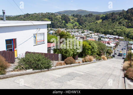 Die Aussicht von der Spitze der Baldwin Street, die steilste Straße der Welt (Dunedin, Neuseeland). Stockfoto