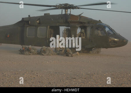 Soldaten der Kompanie B, 1. Bataillon, 15. Infanterie-Regiment, 3rd Armored Brigade Combat Team, 3. Infanterie-Division, Praxis, die Demontage von einem UH-60 Black Hawk Hubschrauber während mobile Flugbetrieb Ausbildung in der Nähe von Camp Buehring, Kuwait, Juli 11. Der Trainingsbetrieb sind Bestandteil des kann Do des Bataillons Vorbereitung auf Einsätze in der Region. (Foto von 1st Lt. Joe Bush US Army) Baker Boys nehmen Operationen in die Luft 625532 Stockfoto