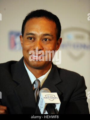 0960-TigerWoodsATTNational.jpg: Tiger Woods am 20. April nach Washington zurück und schwor, 30.000 Tickets für die AT&T nationalen gehostet von Tiger Woods PGA Tour Event, pensionierte Veteranen, Spenden Aktivaufgabe Soldaten, Reservisten und deren Familien. Das Turnier ist für 2-5 Juli am Congressional Country Club 7.173-Hof blaue Kurs in Bethesda, MD. Foto: Tim Hipps, FMWRC Public Affairs Tiger Woods im Jahr 2009 geplant. Stockfoto