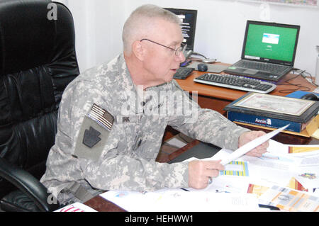 Command Sergeant Major Stephen J. Klunk liest ein Brief, geschrieben von einem Schüler von Frühling-Ford Mittelschule in Limericks, PA Klunk, ein 38-Jahr-Veteran der Pennsylvania Army National Guard, sagt, dass es der Trost von fremden, wie diese Kinder, die Moral innerhalb seines Bataillons auf Camp Taji hoch hält. Senior Soldat erhält Erinnerungen an ein Leben 170779 lang Stockfoto