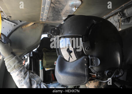 Ein Besatzungsmitglied auf einem UH-60 Blackhawk Hubschrauber nimmt seinen Platz an Bord nach dem Laden Personal aus der irakischen Armee und Alpha Company, 1. Bataillon, 111. Infanterie-Regiment (Gesellschafter), 56. Stryker Brigade Combat Team, 28. Infanterie-Division, Pennsylvania National Guard, Multi-National Division - Bagdad, zur Durchführung eines Gelenkoperation Air Assault Einrichtung eine übereilte Verkehrssteuerung zeigen, abzufangen und zu verhindern, dass illegale Waffen Bewegung in der Nähe von Mushada , Irak, am 11. Mai. Gemeinsamen Angriff Luftbetrieb in Mushada 171656 Stockfoto